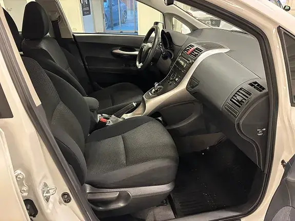 Toyota Auris 2011 photo 5