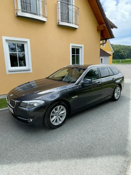 BMW 5 Series 2010 photo 2