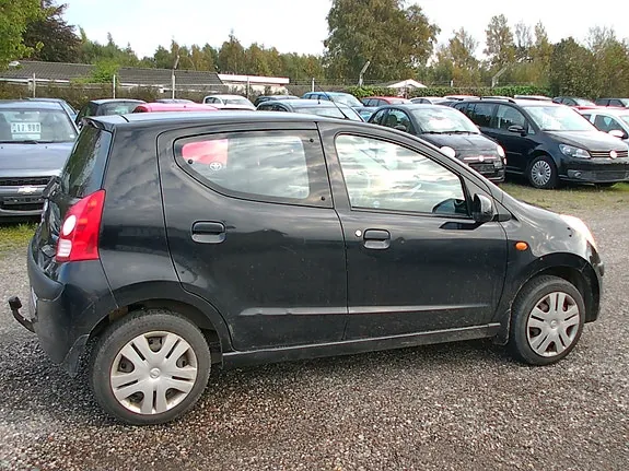 Nissan Pixo 2010 photo 5