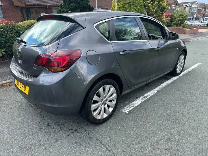 Vauxhall Astra 2011 photo 2
