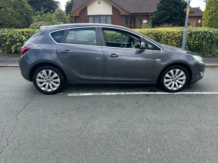 Vauxhall Astra 2011 photo 3