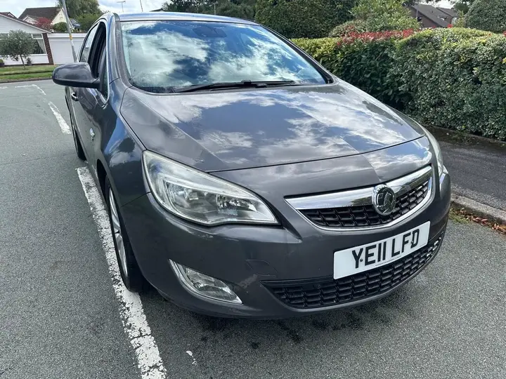 Vauxhall Astra 2011 photo 4