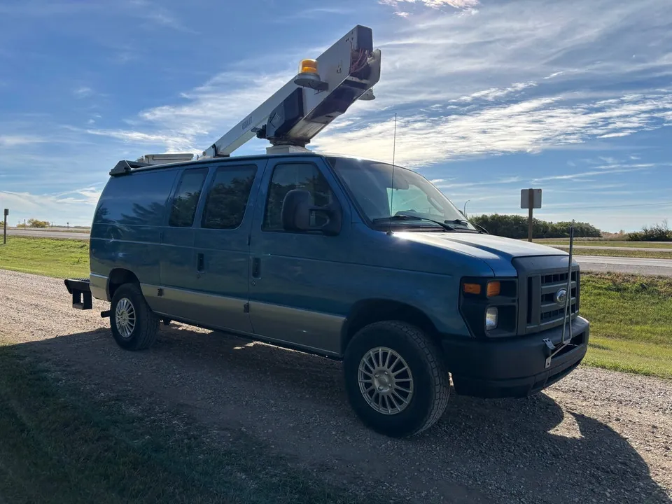 Ford Econoline E350 2011 photo 2