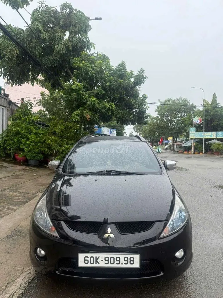 Mitsubishi Grandis 2008 photo 2