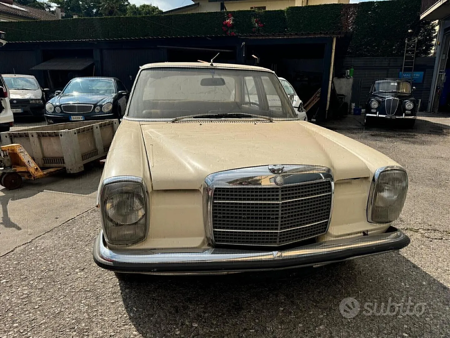 Mercedes-Benz 200 D 1972 photo 2