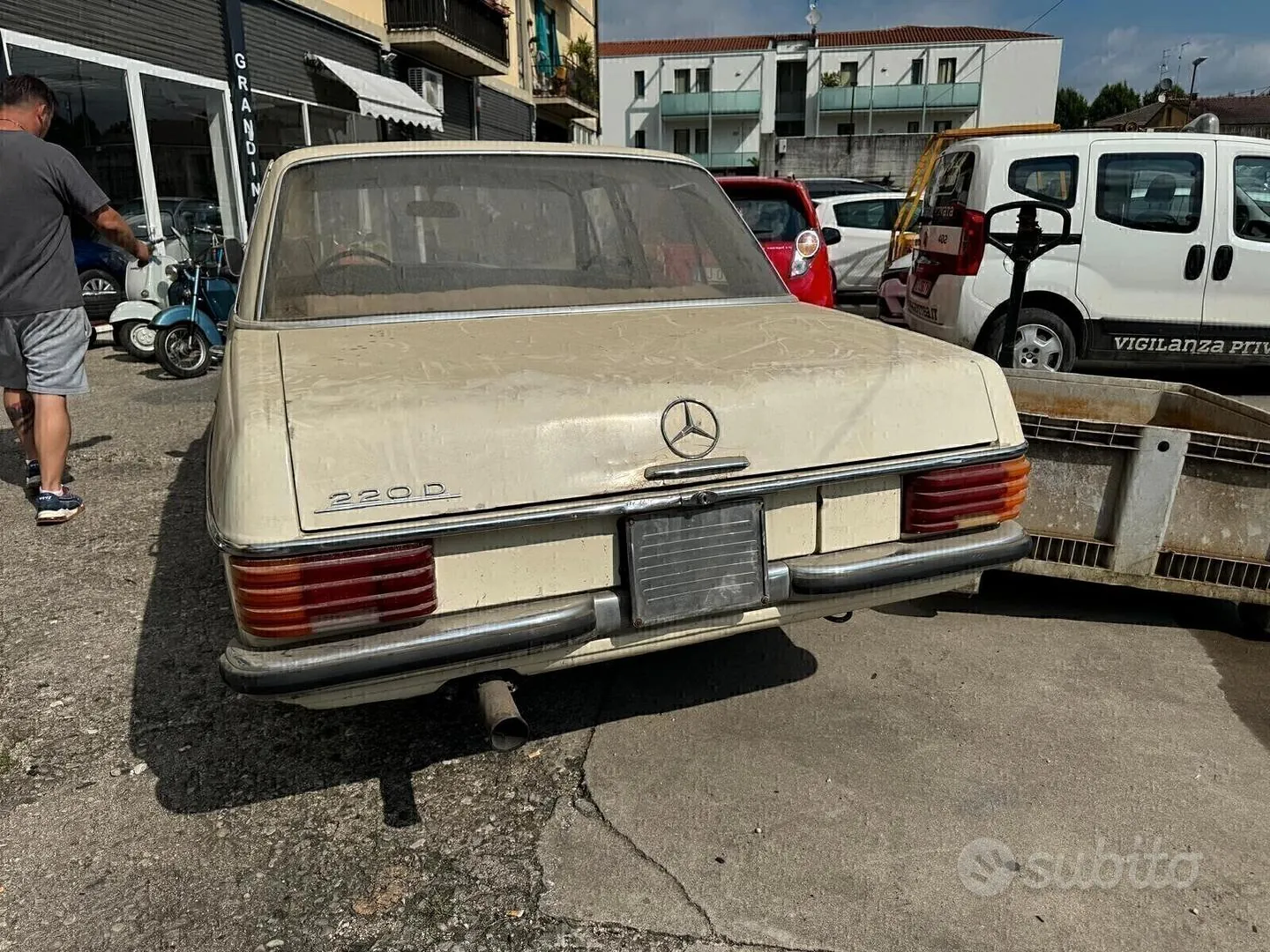 Mercedes-Benz 200 D 1972 photo 3