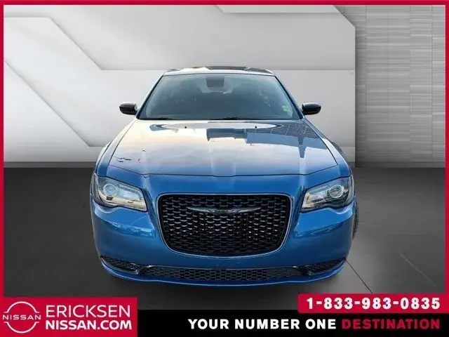 Chrysler 300 2023 photo 2
