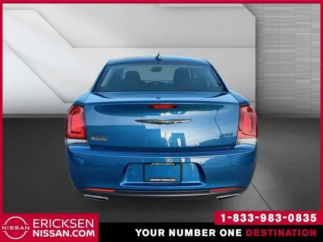 Chrysler 300 2023 photo 3