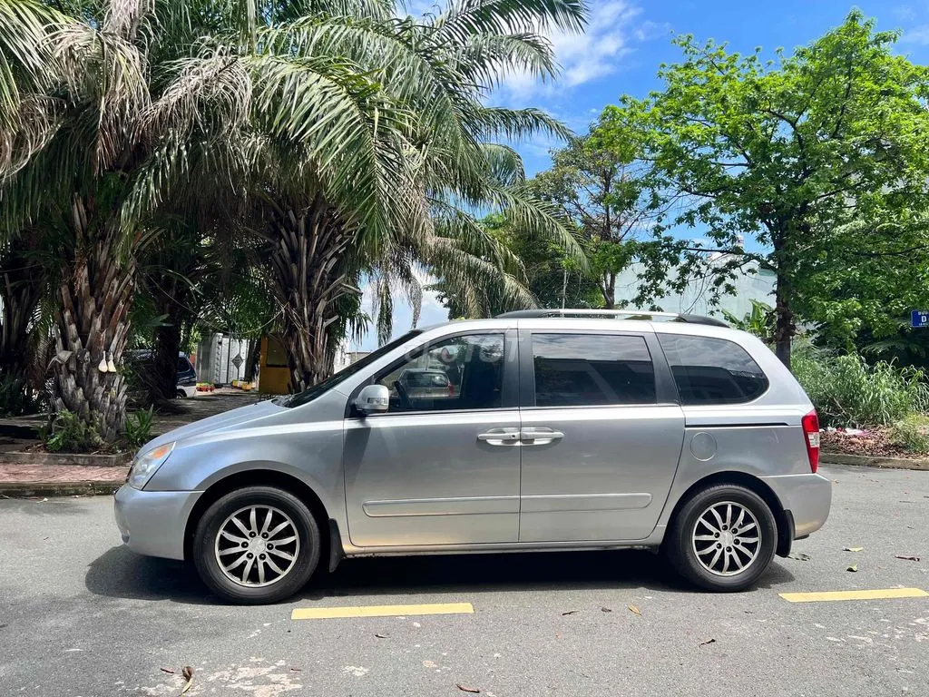 Kia Carnival 2010 photo 4