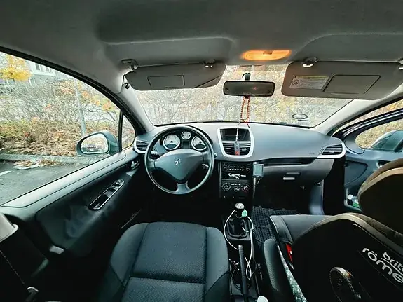 Peugeot 207 2010 photo 3