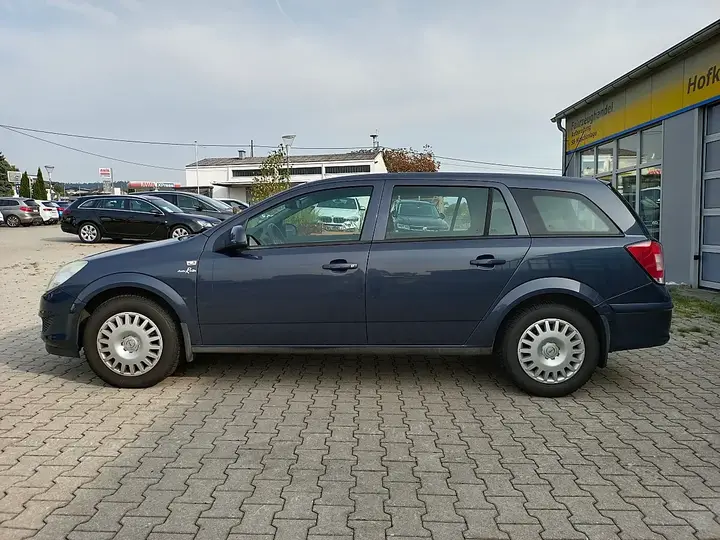 Opel Astra 2010 photo 2