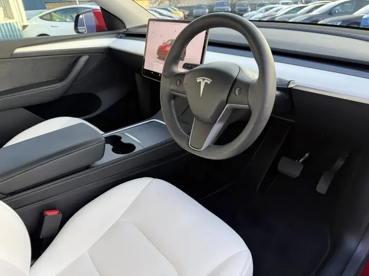 Tesla Model Y 2023 photo 2