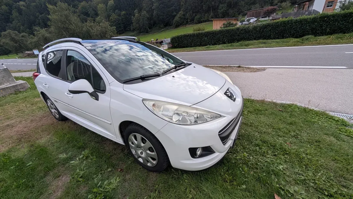 Peugeot 207 2010 photo 2