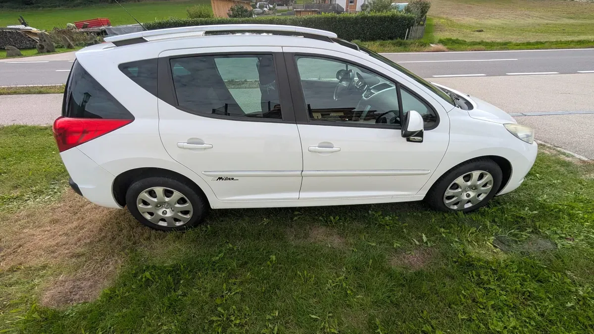 Peugeot 207 2010 photo 3