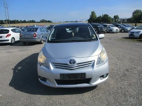 Toyota Verso 2010 photo 2