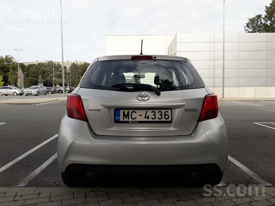 Toyota Yaris 2015 photo 2