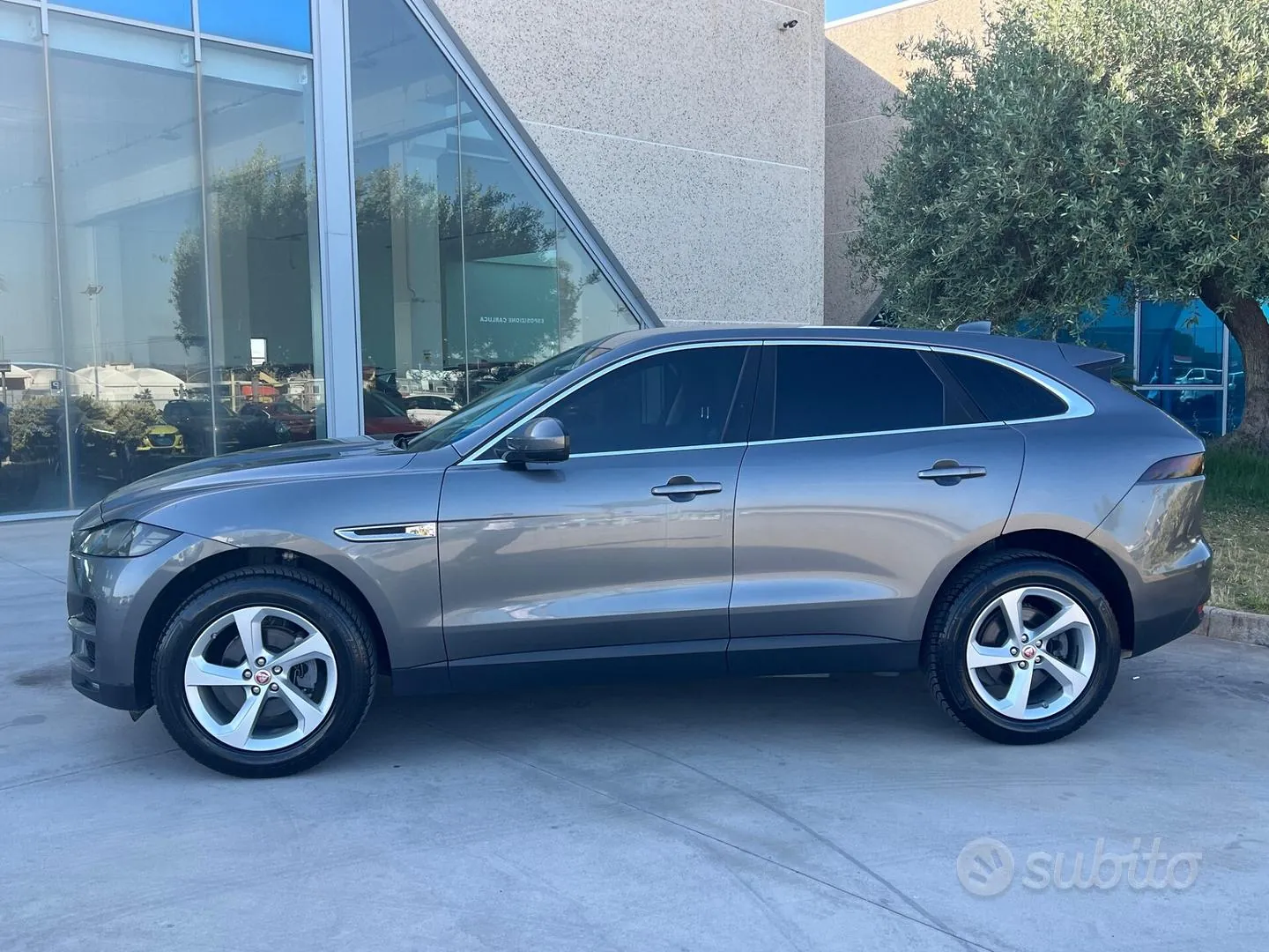 Jaguar F-Pace 2018 photo 2