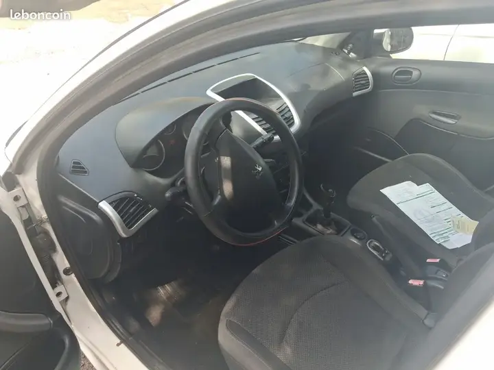 Peugeot 206 2012 photo 3