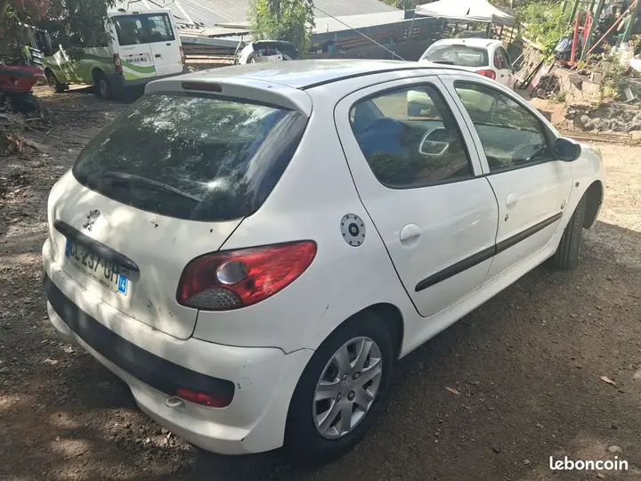 Peugeot 206 2012 photo 2
