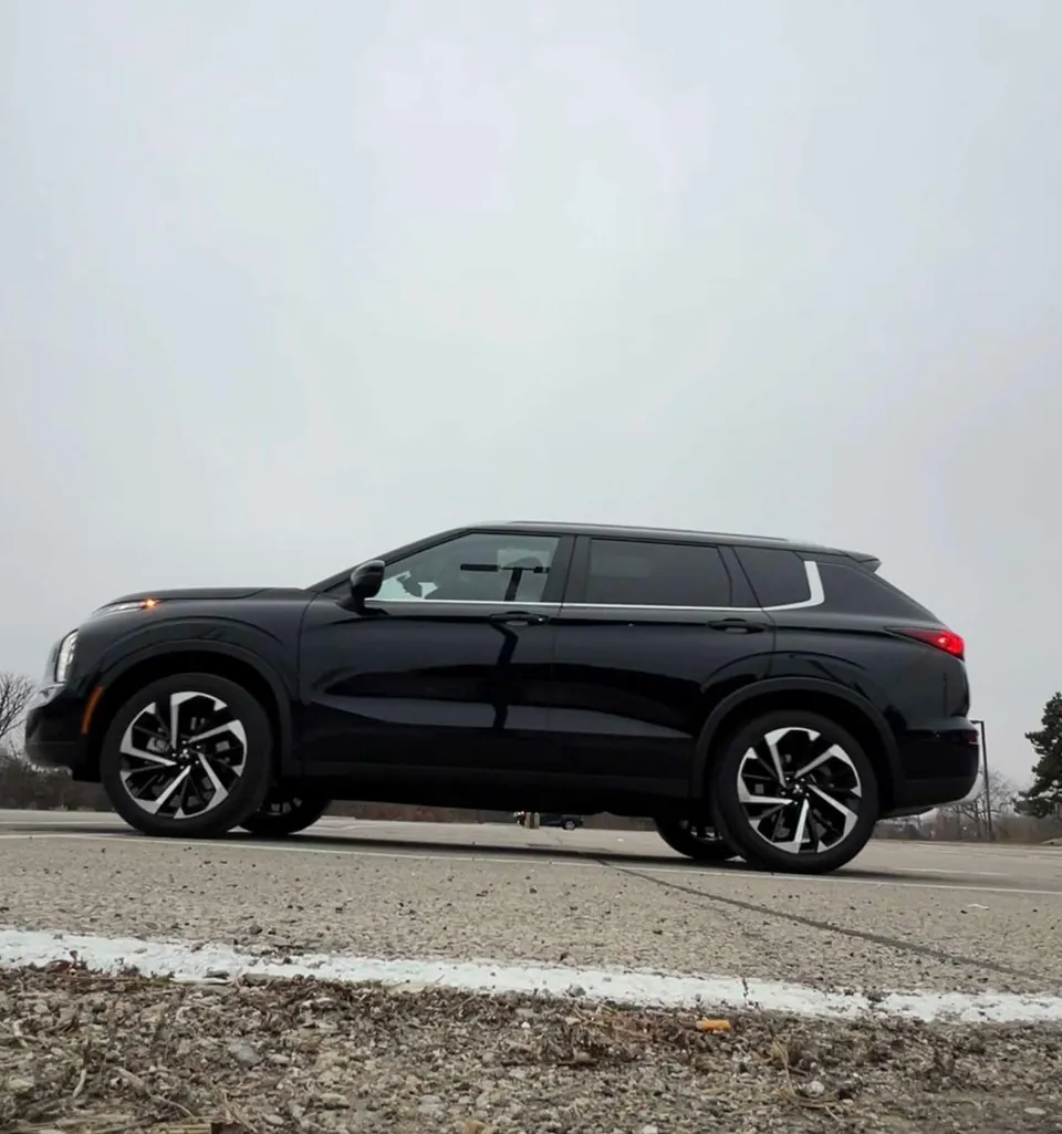 Mitsubishi Outlander 2023 photo 2