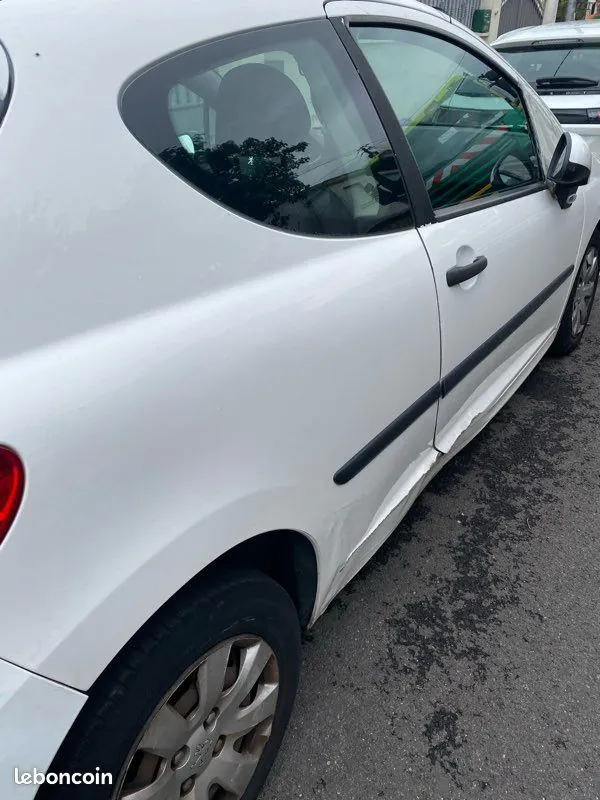 Peugeot 207 2010 photo 2
