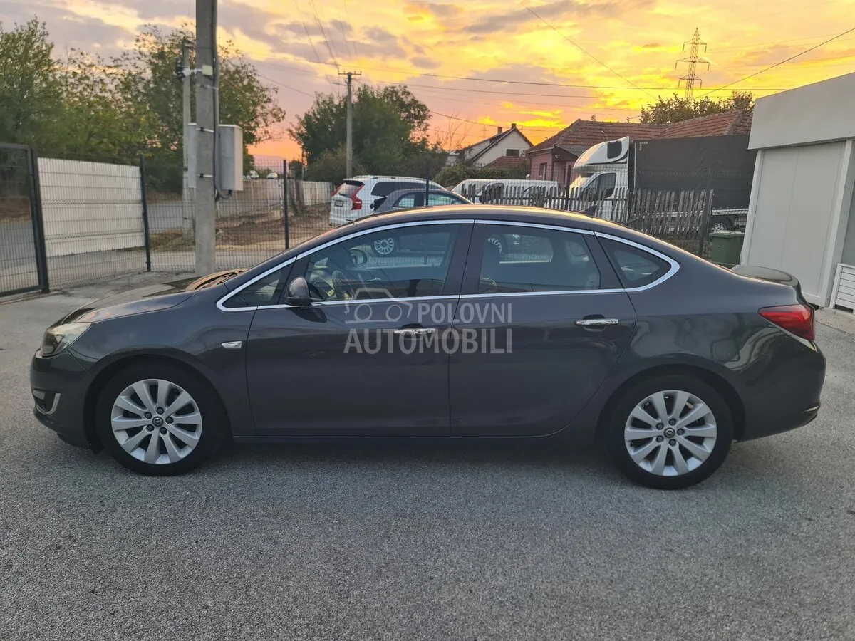 Opel Astra J 2012 photo 2