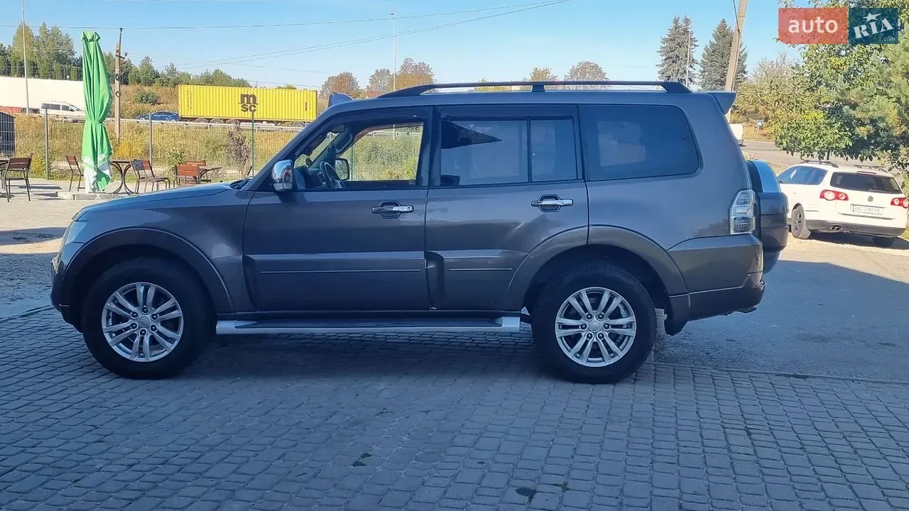 Mitsubishi Pajero Wagon 2012 photo 2