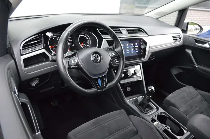 Volkswagen Touran 2017 photo 3