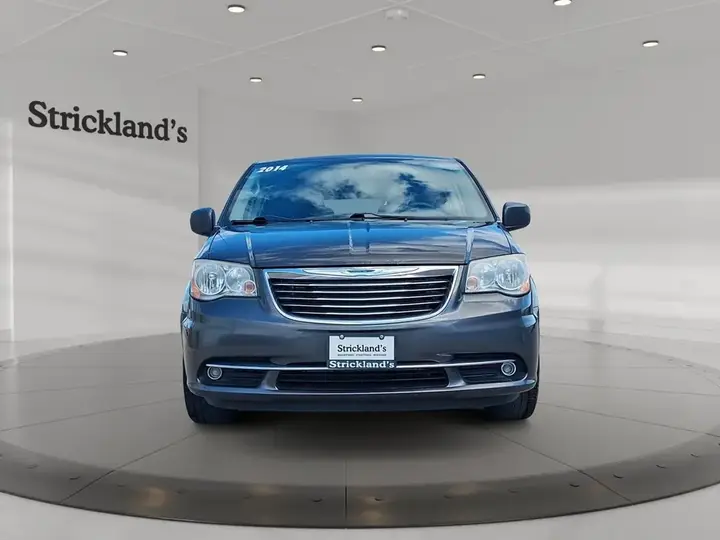 Chrysler Town & Country 2014 photo 2