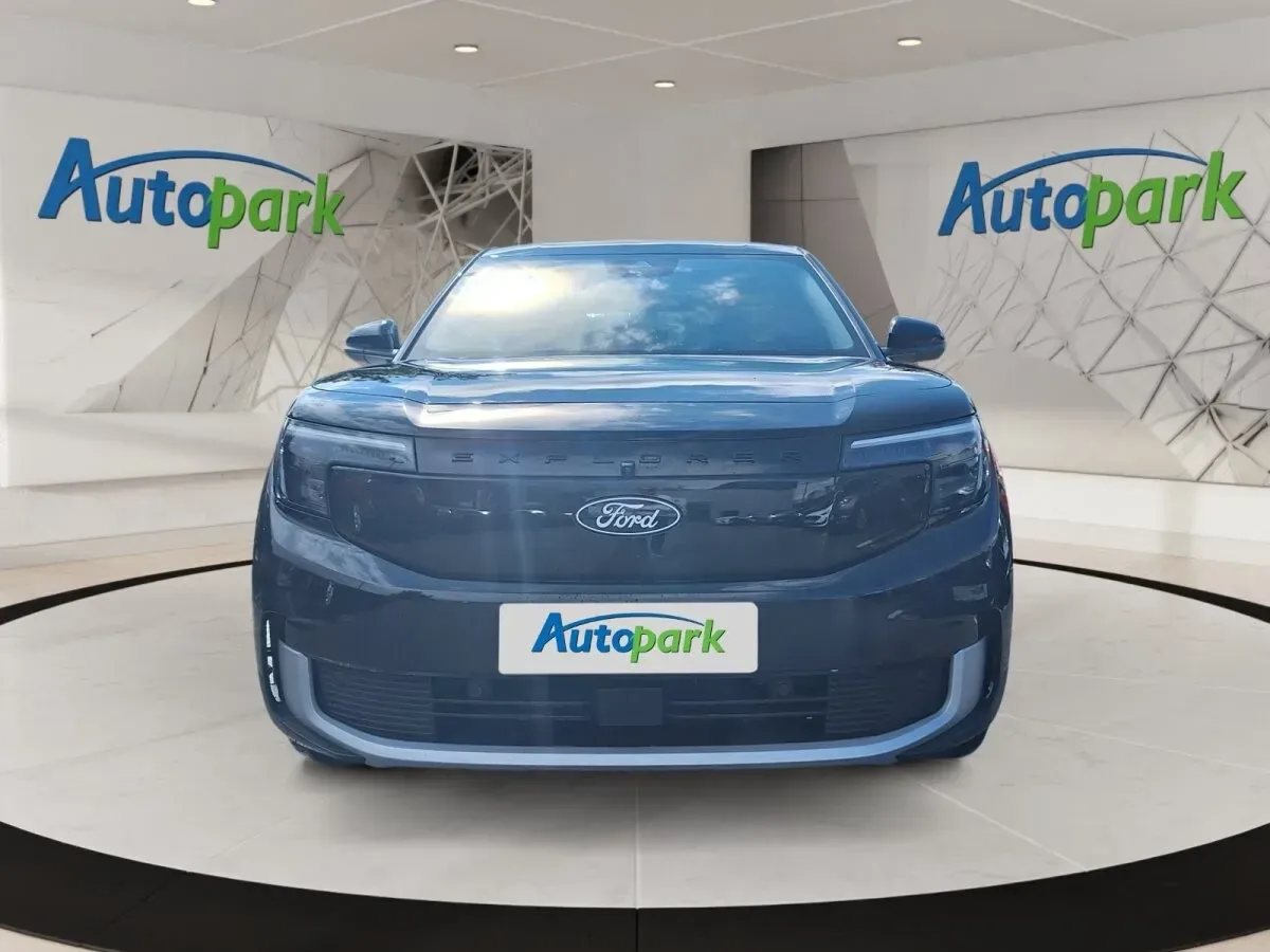 Ford Explorer 2026 photo 2