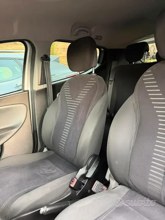 Lancia Ypsilon 2011 photo 4