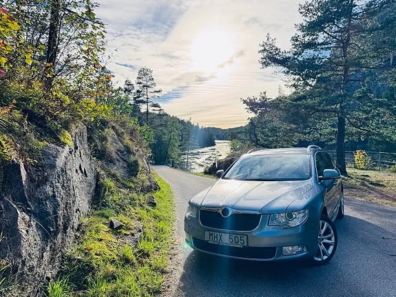 Skoda Superb 2013 photo 2