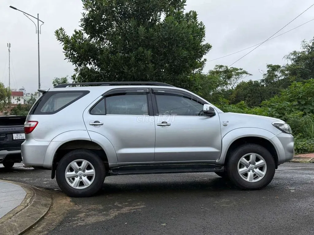 Toyota Fortuner 2011 photo 3