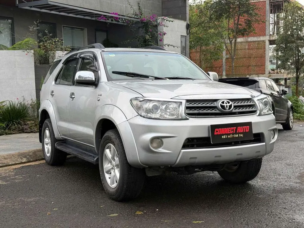 Toyota Fortuner 2011 photo 2