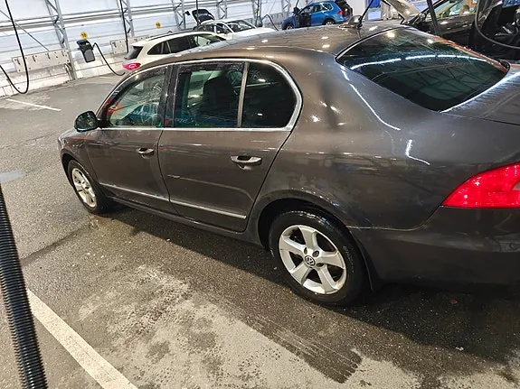 Skoda Superb 2009 photo 2
