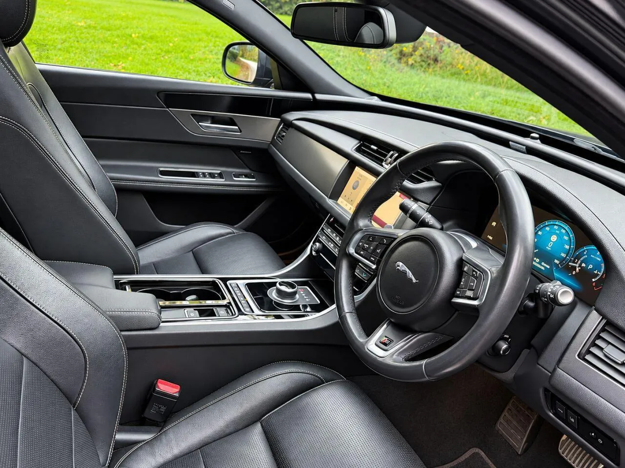 Jaguar Xf 2018 photo 2
