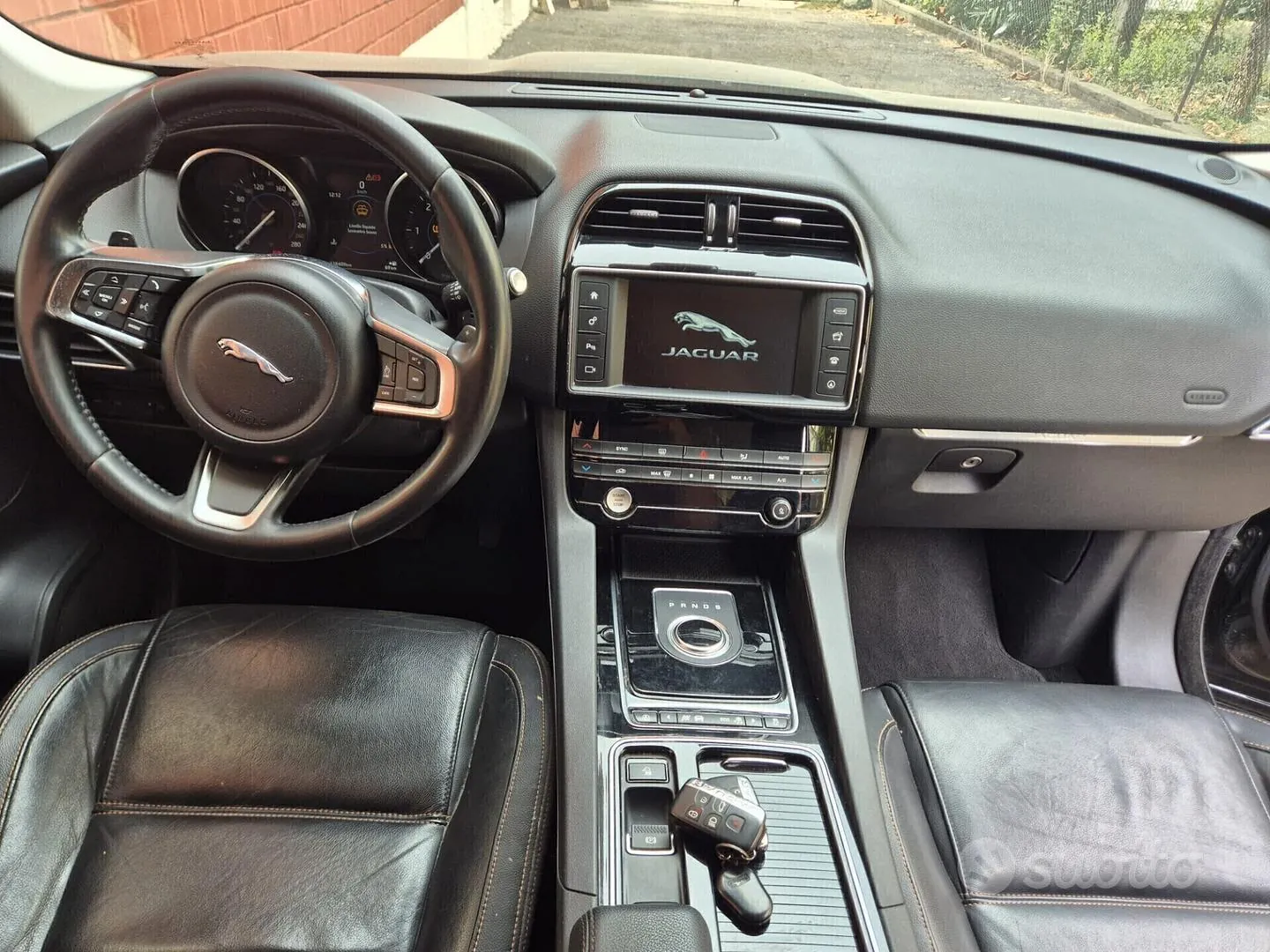 Jaguar F-Pace 2018 photo 2