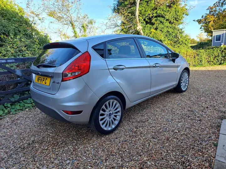 Ford Fiesta 2011 photo 2