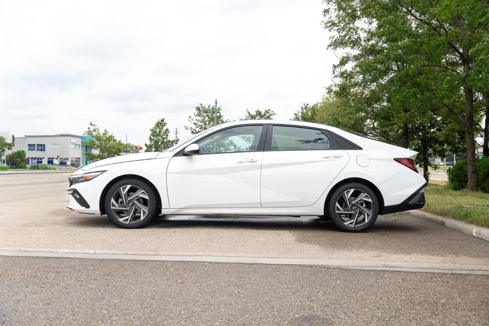 Hyundai Elantra 2025 photo 4