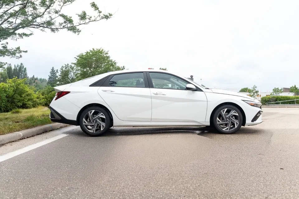 Hyundai Elantra 2025 photo 3