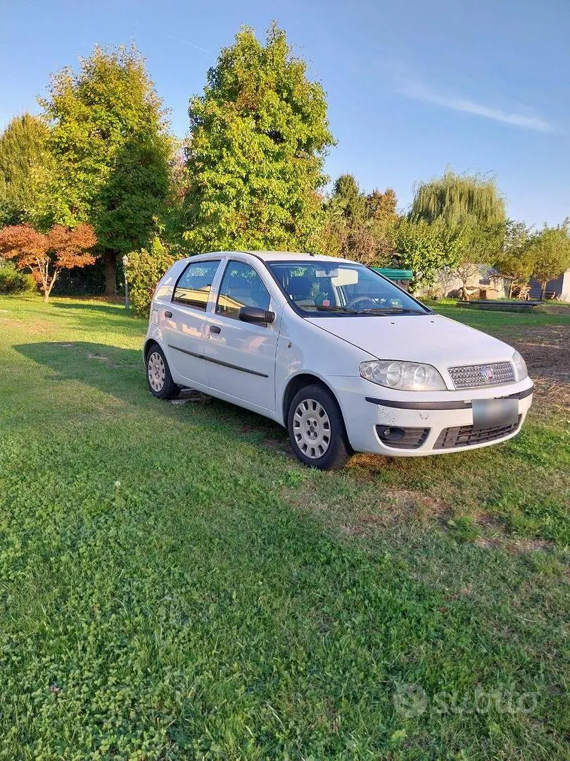 Fiat Punto 2009 photo 2