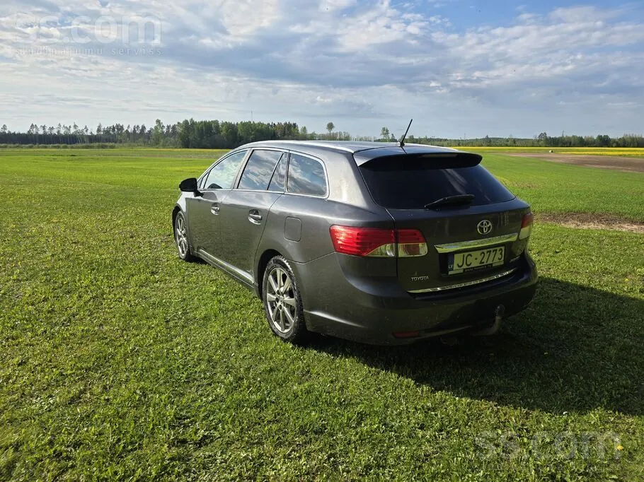 Toyota Avensis 2013 photo 2