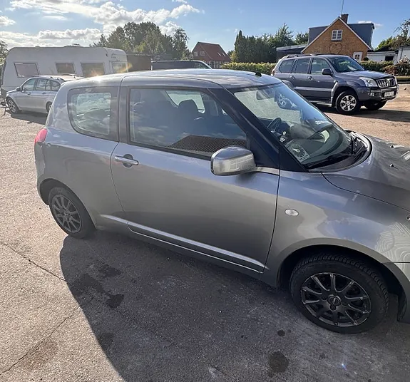 Suzuki Swift 2005 photo 2