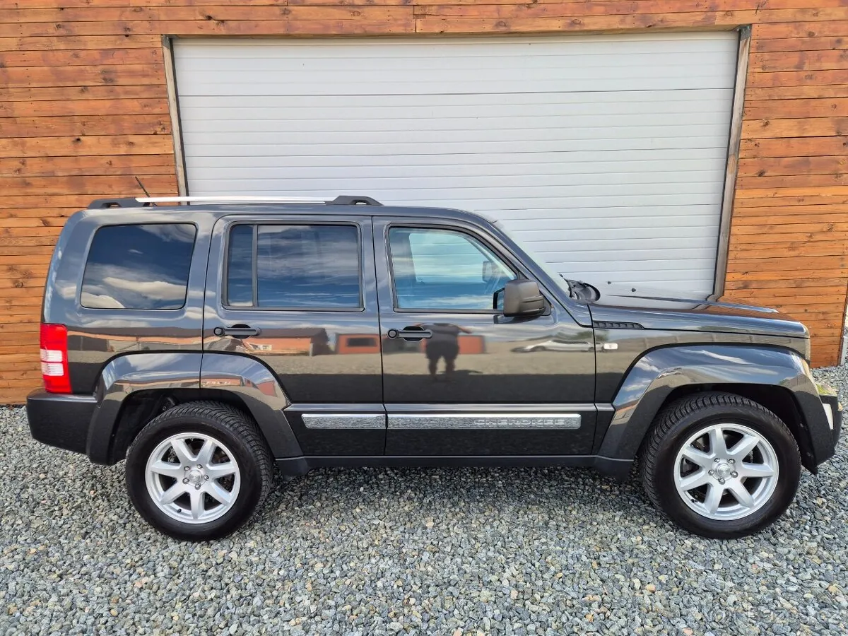 Jeep Cherokee 2011 photo 3