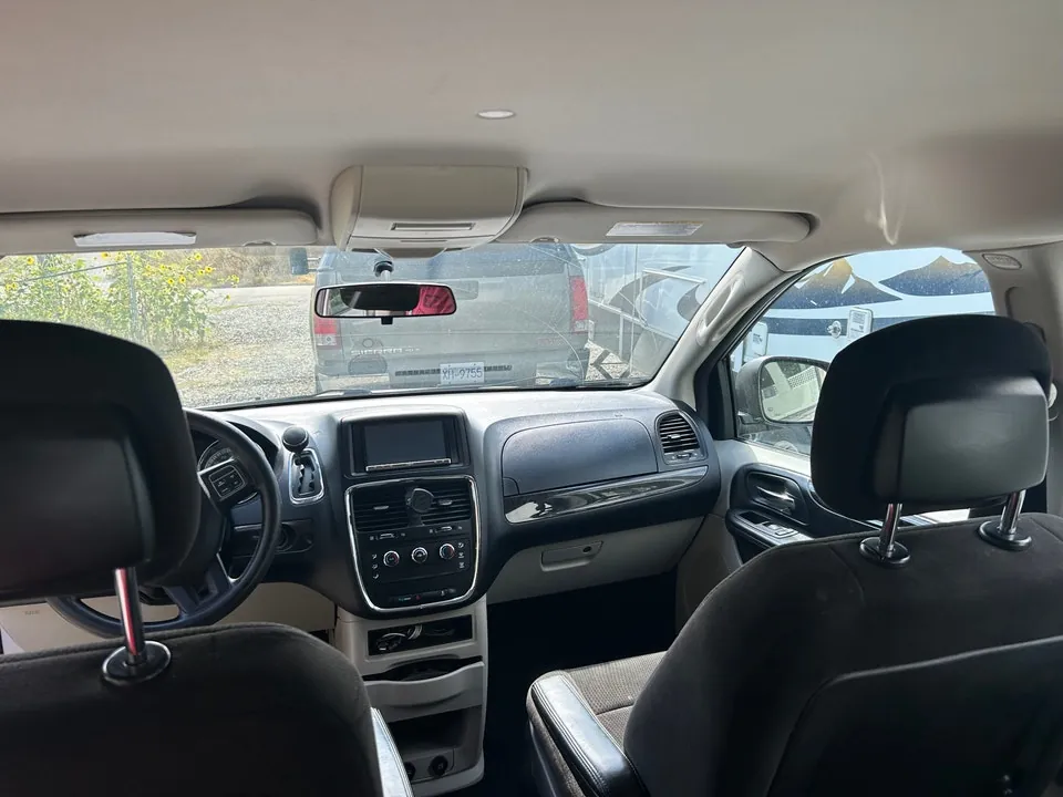 Dodge Grand Caravan 2012 photo 2