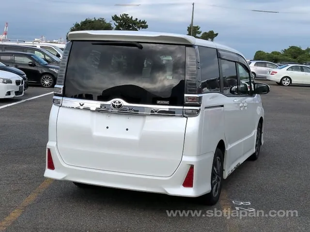 Toyota Voxy Zs 2018 photo 4