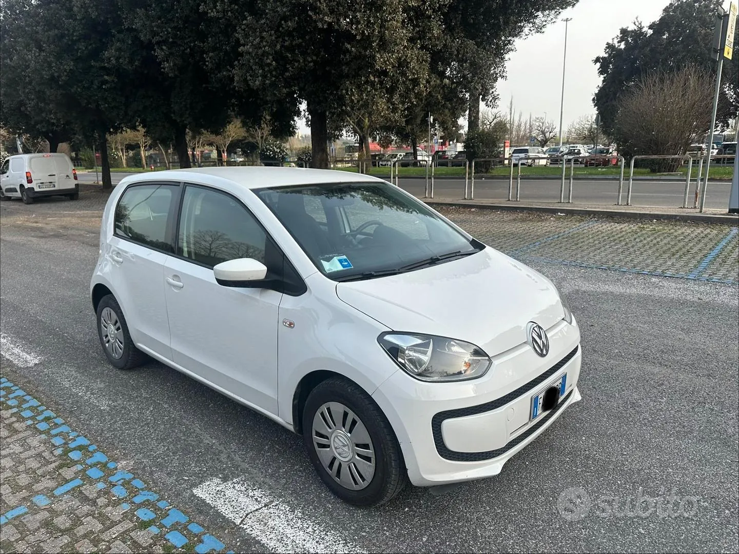 Volkswagen Up 2015 photo 2