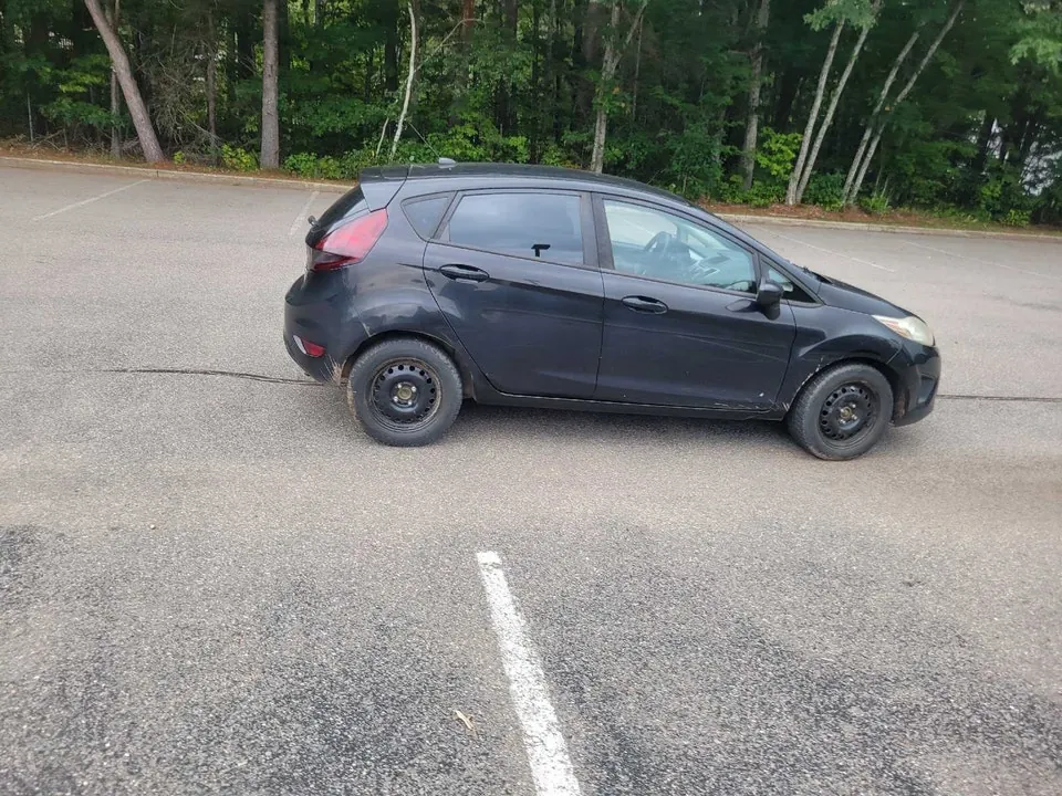 Ford Fiesta 2012 photo 2