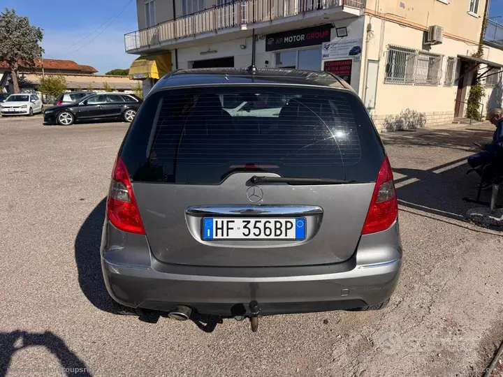 Mercedes-Benz A 180 2011 photo 4