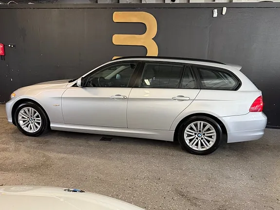 BMW 318D 2010 photo 2